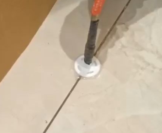 朝阳瓷砖空鼓维修公司专业解答瓷砖在铺贴过程中，如果没有涂抹均匀到位的粘结材料（如水泥砂浆或瓷砖胶），可能会导致以下问题